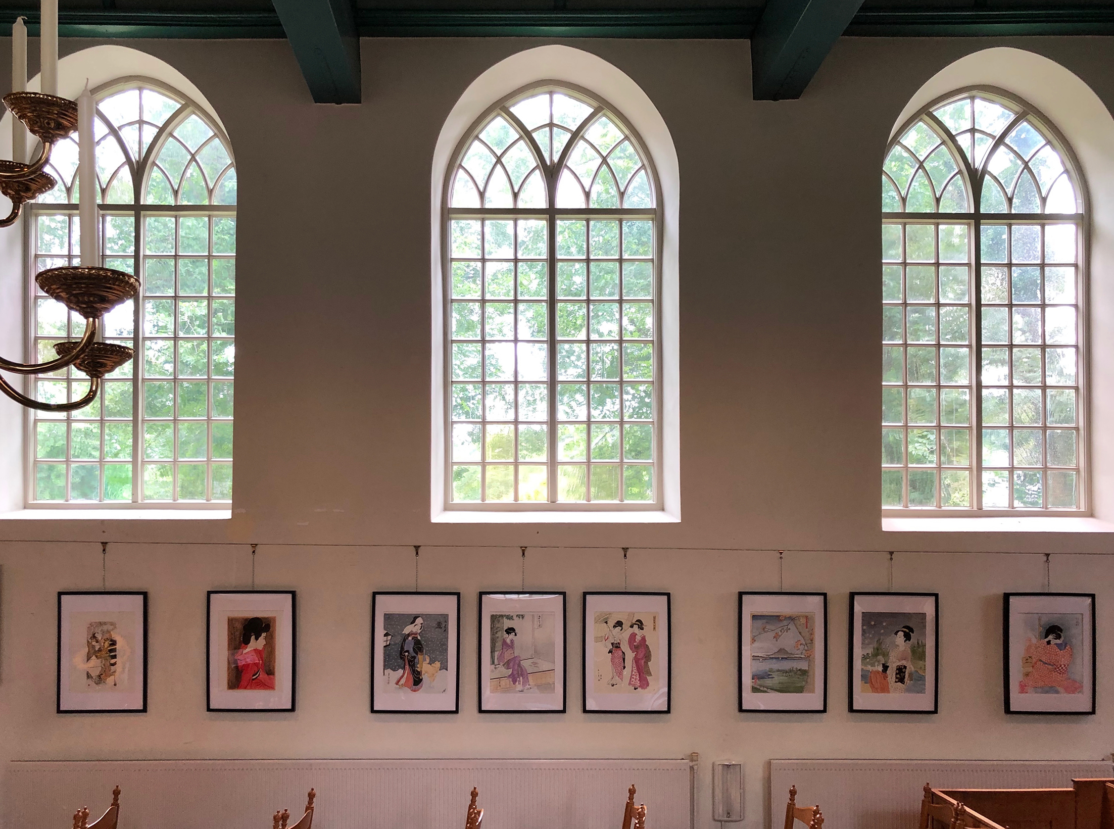 Acht Japanse schilderijen onder de grote ramen van het Witte Kerkje van Groet.