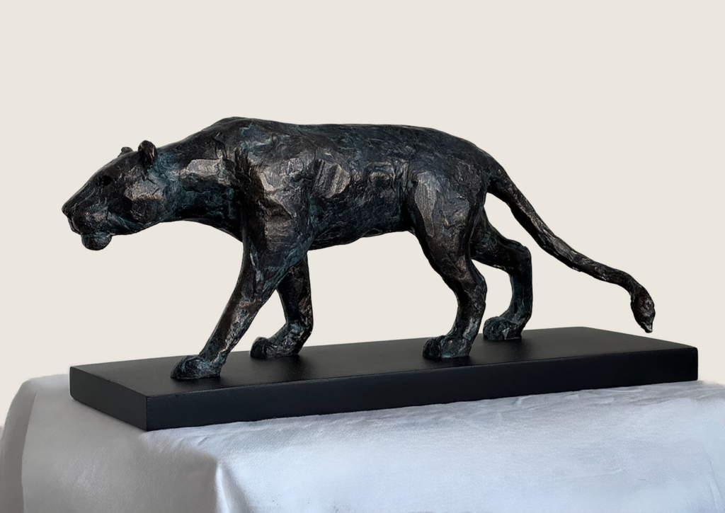 Beeldje in neolith van een leeuwin